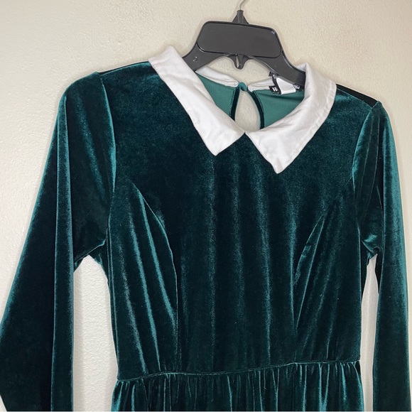 Hot Topic Green Velvet Collared Long-Sleeve Dress - Picture 7 of 8